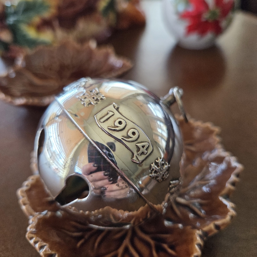 Wallace Silversmiths Annual Silver-plated Bell 1994 Collectible.